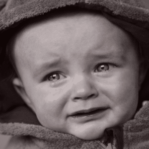 Bébé qui pleure d'émotion
